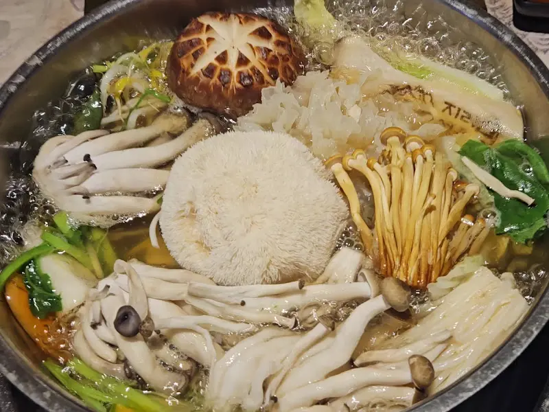 보글보글 끓는 샤브샤브 육수