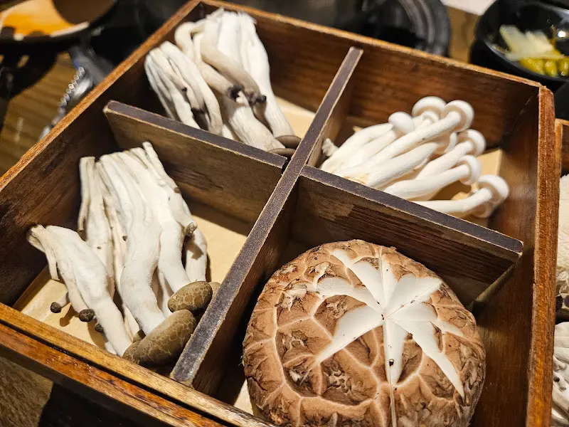 다양한 버섯이 담긴 나무 상자 클로즈업
