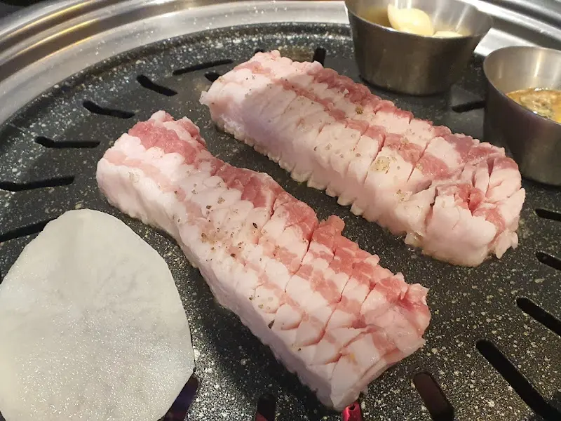 불판 위의 꽃삼겹살