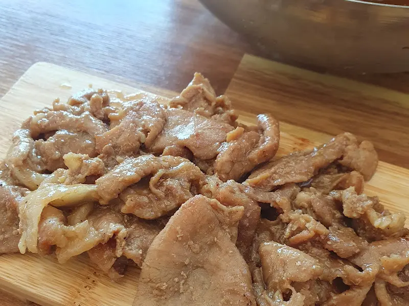 팔곡밀면의 숯불고기