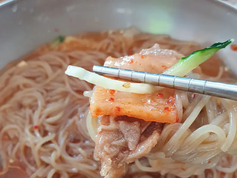 밀면과 숯불고기