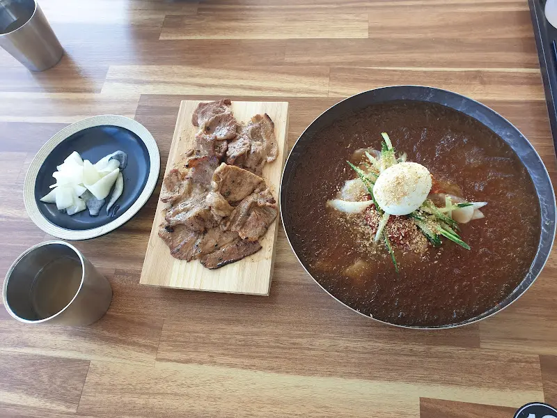 밀면과 숯불고기 세트