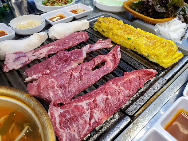 불판 위에서 익어가는 특수 부위 모듬