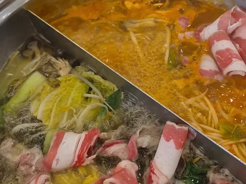 두 가지 육수가 준비된 샤브샤브 냄비