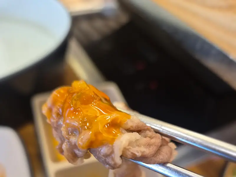 고기를 소스에 찍어 먹는 모습