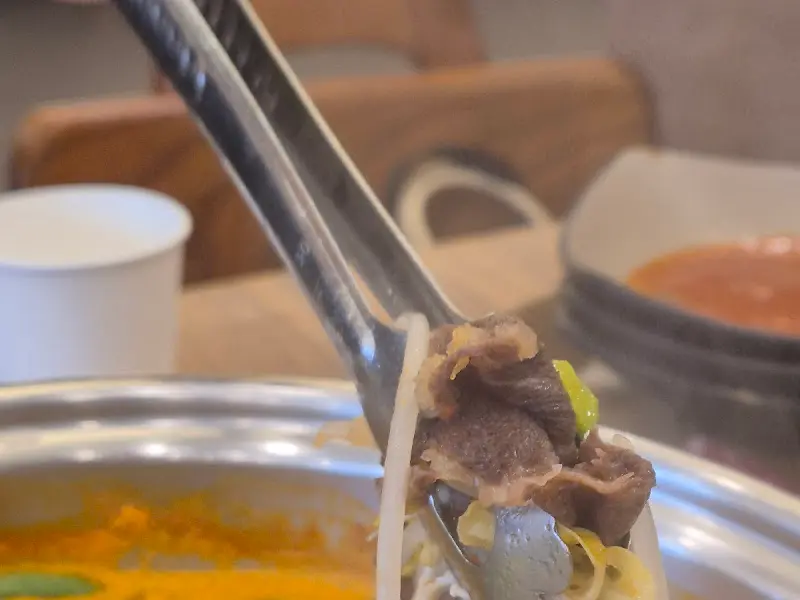 고기를 집는 모습