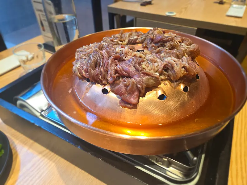 구리빛 냄비에 담긴 음식