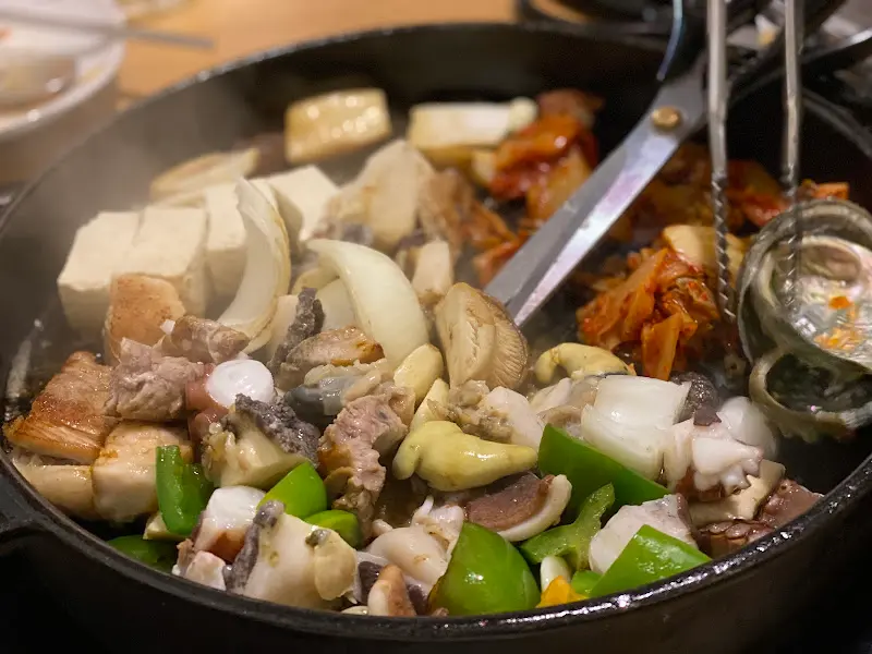 김치, 두부, 해산물, 고기가 어우러진 철판 요리