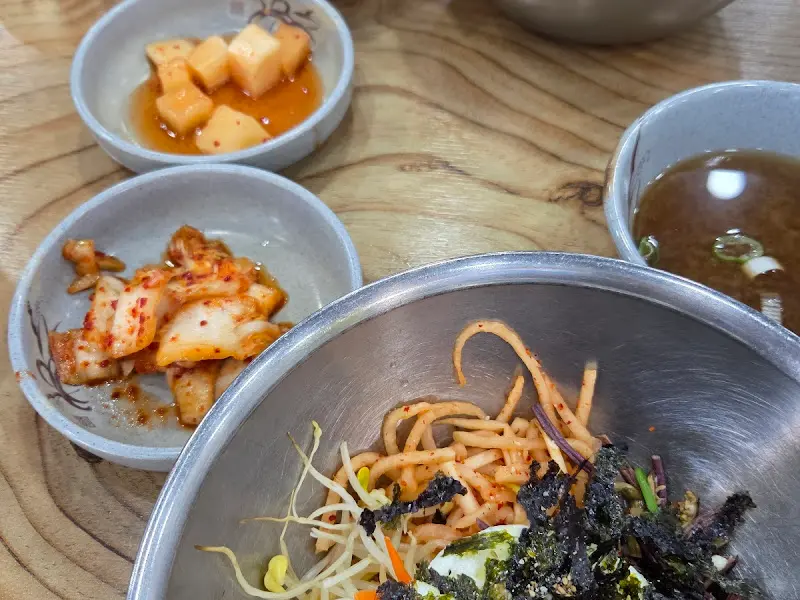 뼈해장국과 함께 나온 김치, 깍두기