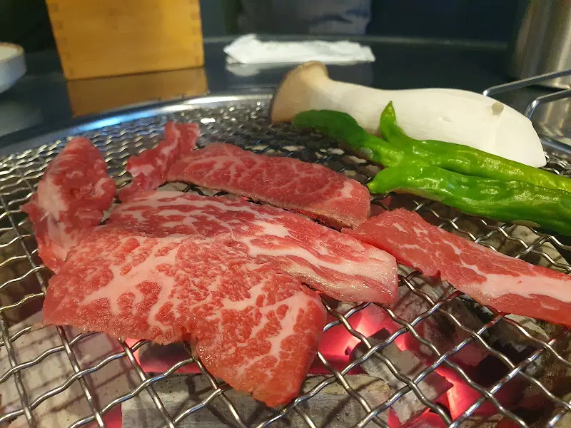 숯불 위에서 지글거리는 갈비살과 버섯, 풋고추