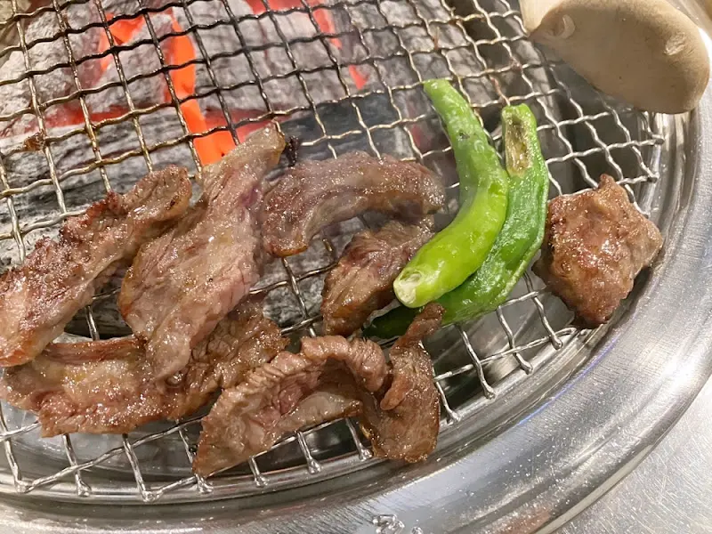 잘 익은 갈비살과 버섯을 함께 맛보는 모습