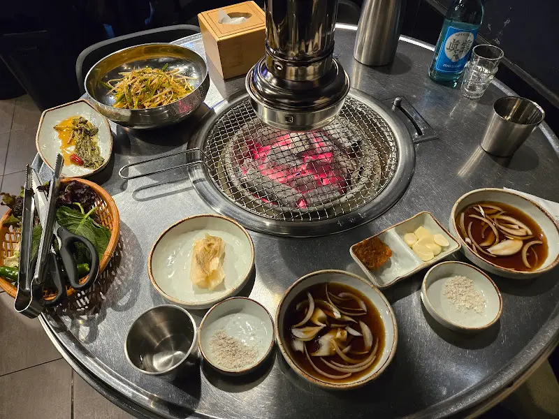 숯불 위에서 맛있게 익어가는 갈비살
