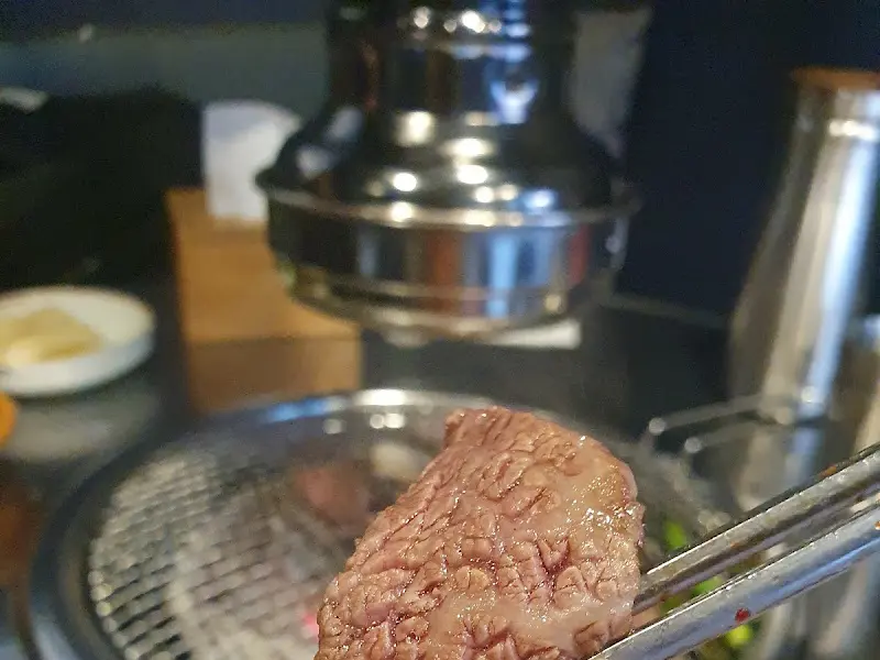 맛있게 구워진 갈비살을 집어 올리는 모습