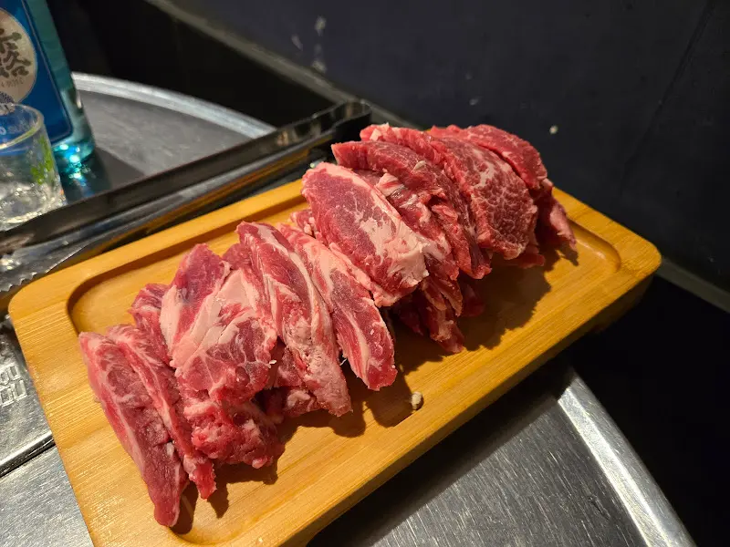 나무 도마 위에 가지런히 놓인 갈비살