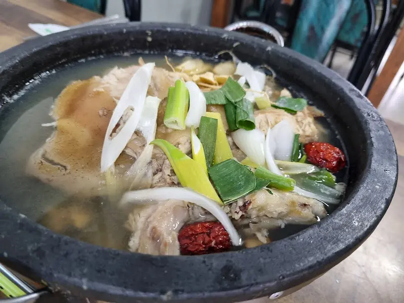 김치와 콩나물국이 더해진 애저