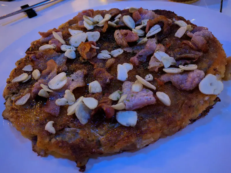 고기와 밥, 야채의 조화가 일품인 빈대떡