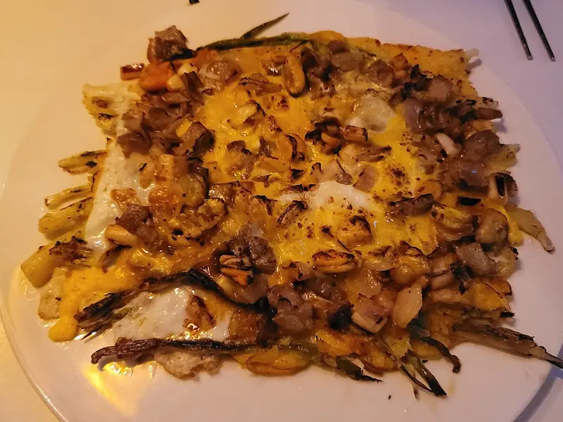 다채로운 재료가 듬뿍 올라간 빈대떡