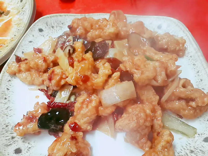 접시에 담긴 깐풍기