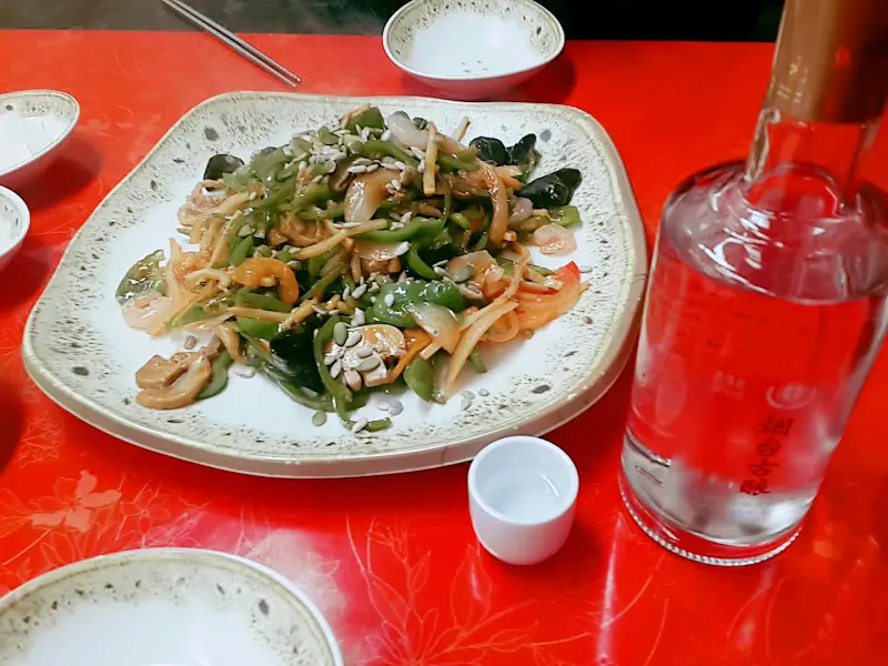 고추잡채와 술병, 술잔이 놓인 테이블