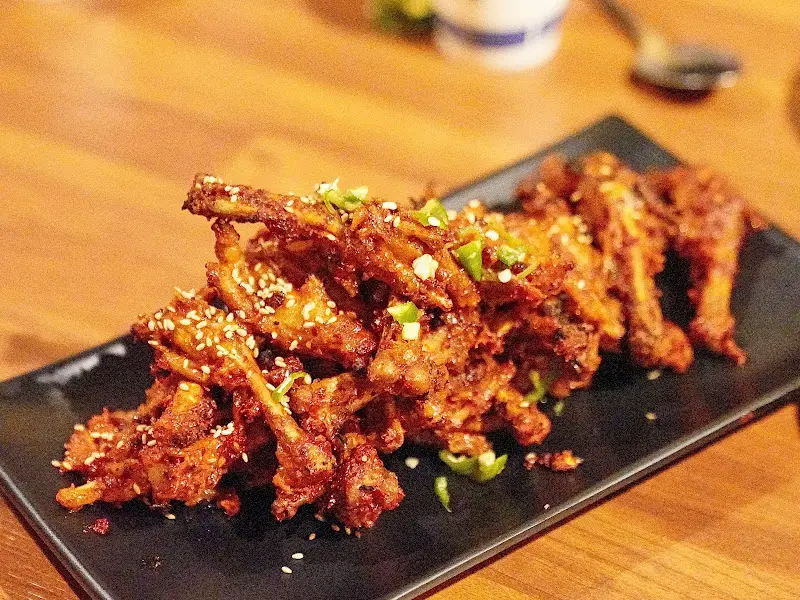 윤기가 흐르는 숯불 닭발