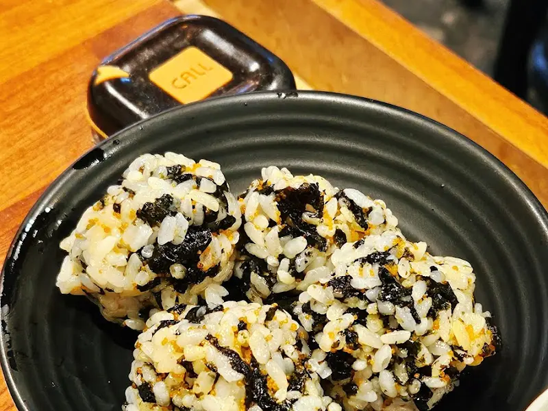 김가루와 날치알이 듬뿍 뿌려진 주먹밥