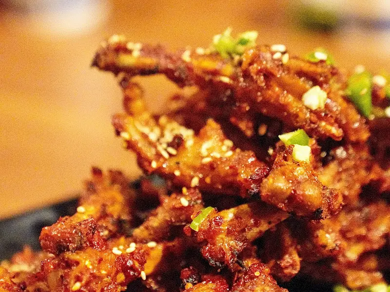 닭발 위에 뿌려진 깨소금과 파