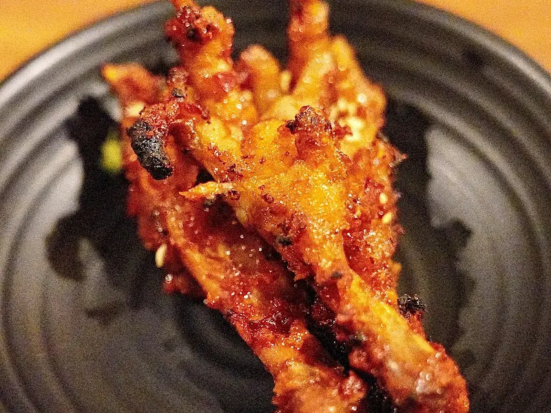 접시에 담긴 숯불 닭발