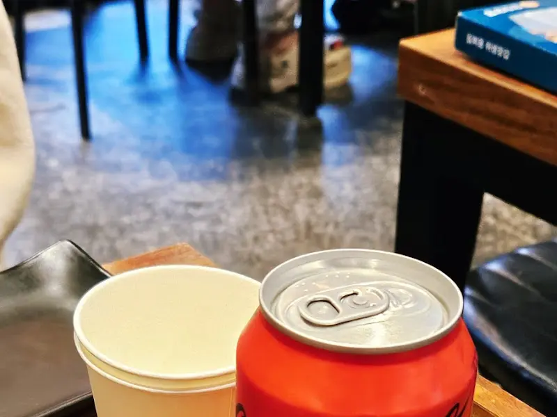 테이블 위에 놓인 음료수 캔