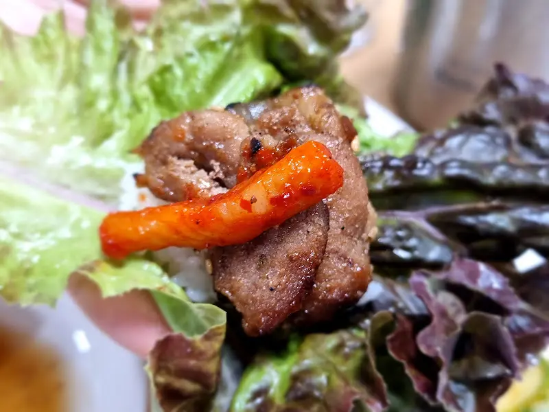 쌈 채소와 함께 싸 먹는 불고기