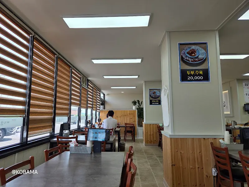 넓고 쾌적한 식당 내부