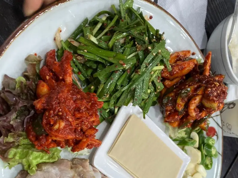 윤기가 흐르는 두부보쌈 한 상차림