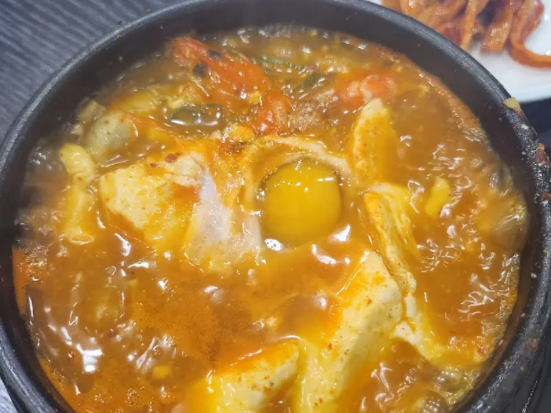 해물 순두부찌개의 풍성한 비주얼