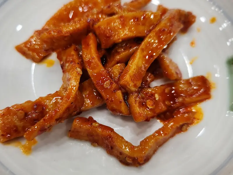 정갈하게 담긴 오이무침의 모습