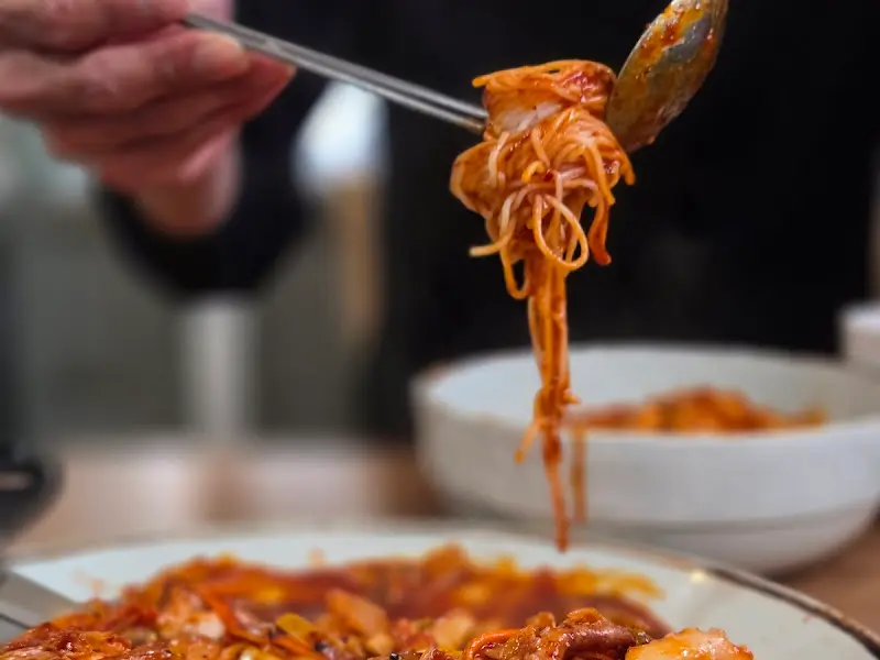 젓가락으로 집어 올린 낙지볶음