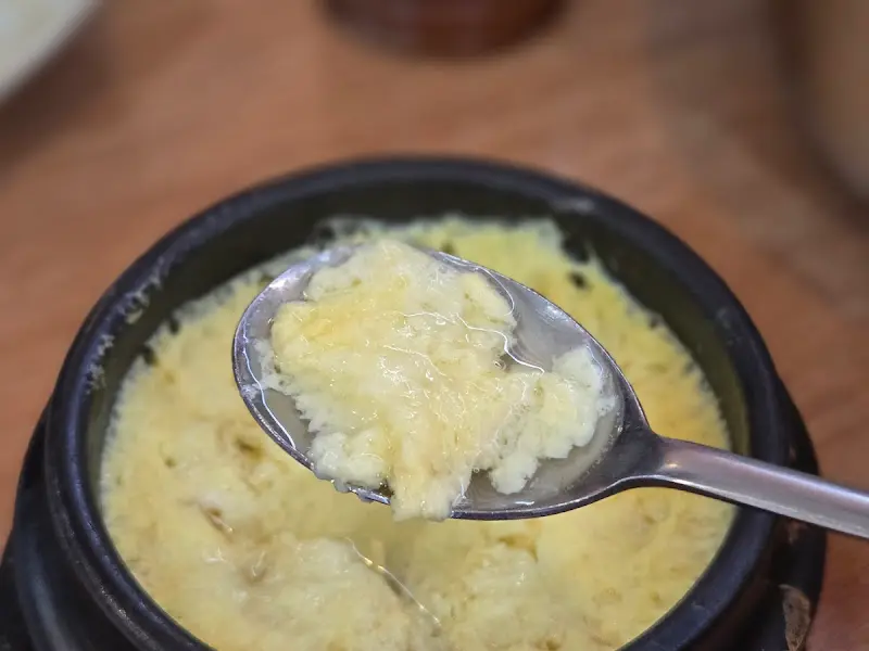 계란찜을 떠먹는 모습