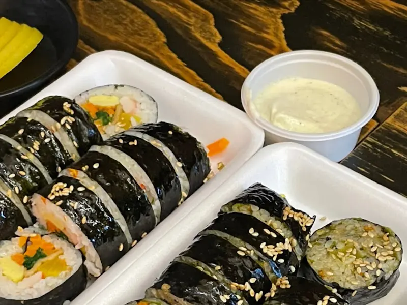 매운 김밥과 소스