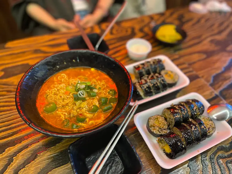 매운 라면과 김밥