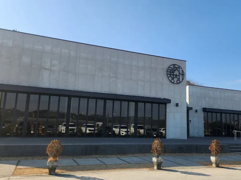 웅장하고 현대적인 외관