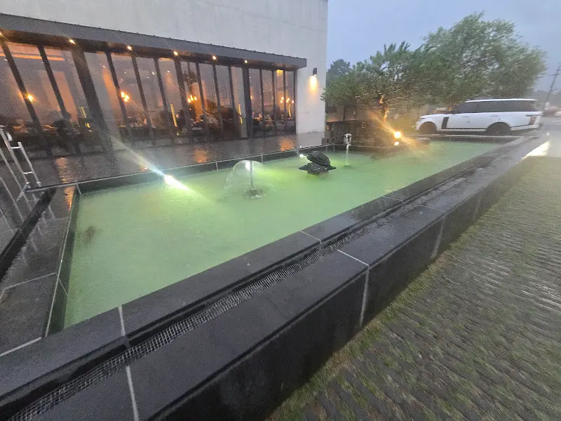 식당 외부 연못