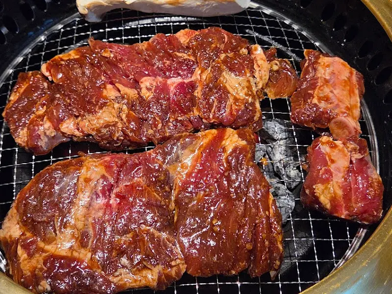 숯불 위에 구워지는 왕돼지갈비