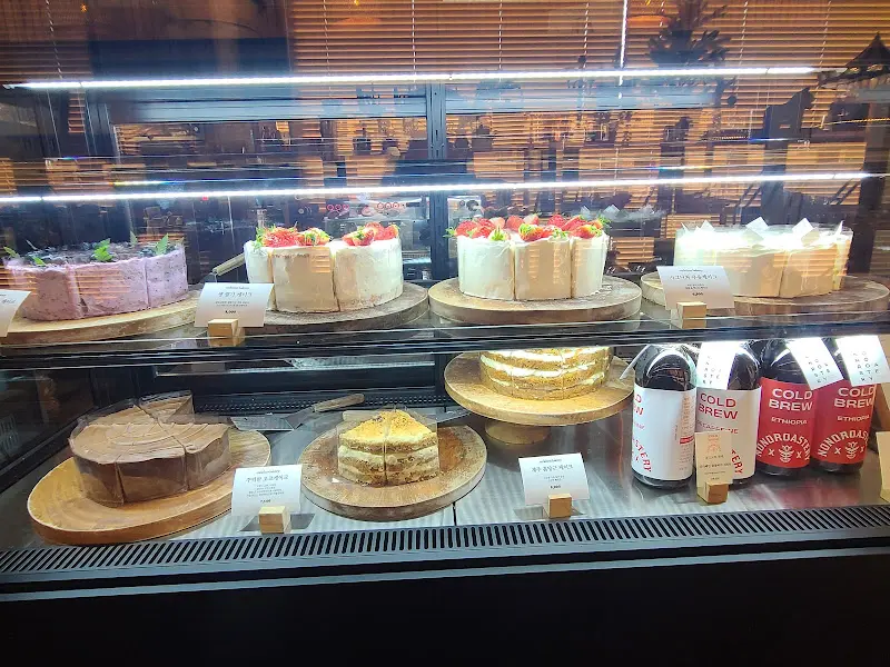 쇼케이스 안의 케이크