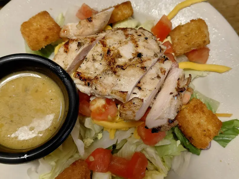 촉촉한 닭가슴살이 인상적인 치킨 샐러드