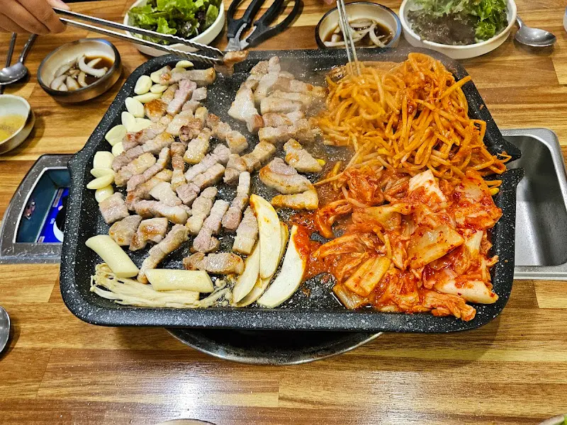 자연석 생삼겹 삼겹살과 김치