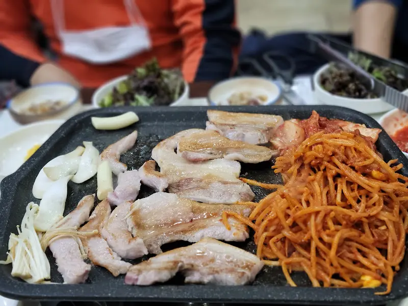 자연석 생삼겹 푸짐한 한 상 차림