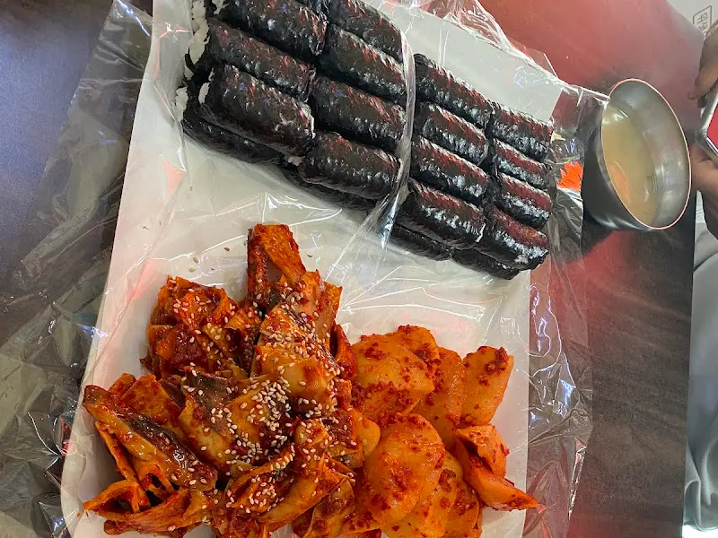 충무김밥과 오징어무침이 정갈하게 담겨 나온 모습
