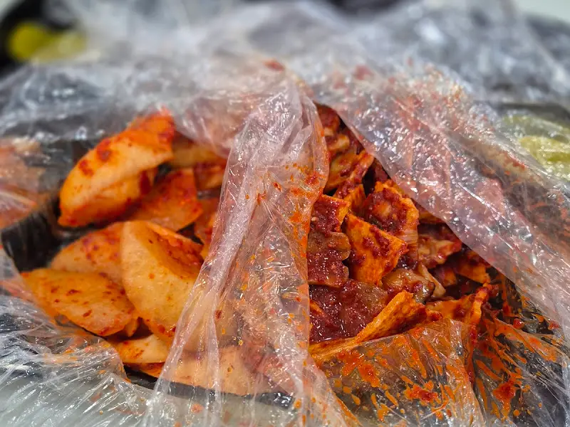 비닐 봉지에 담긴 오징어 무침