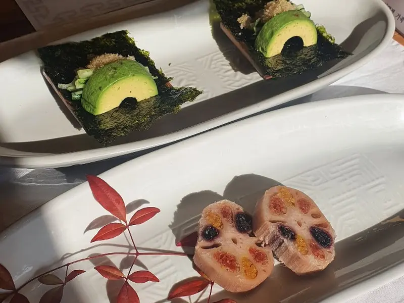 아보카도 김쌈과 뿌리채소 요리