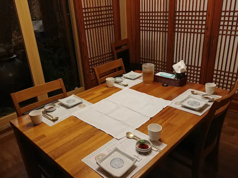 정갈하게 세팅된 테이블