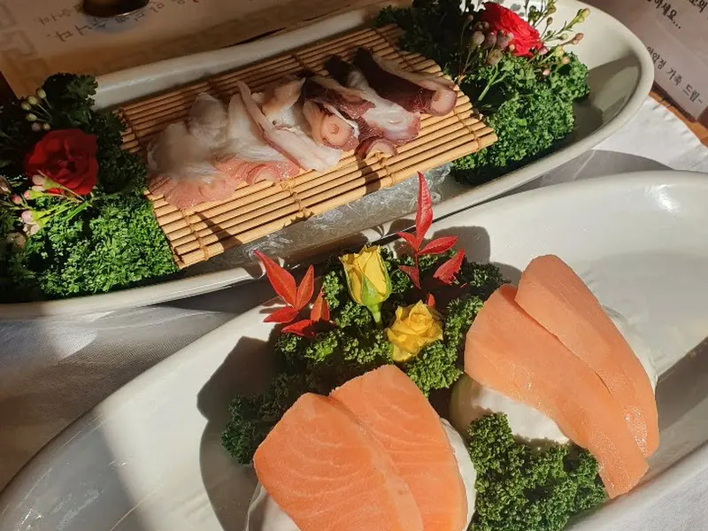 화려한 플레이팅의 샐러드