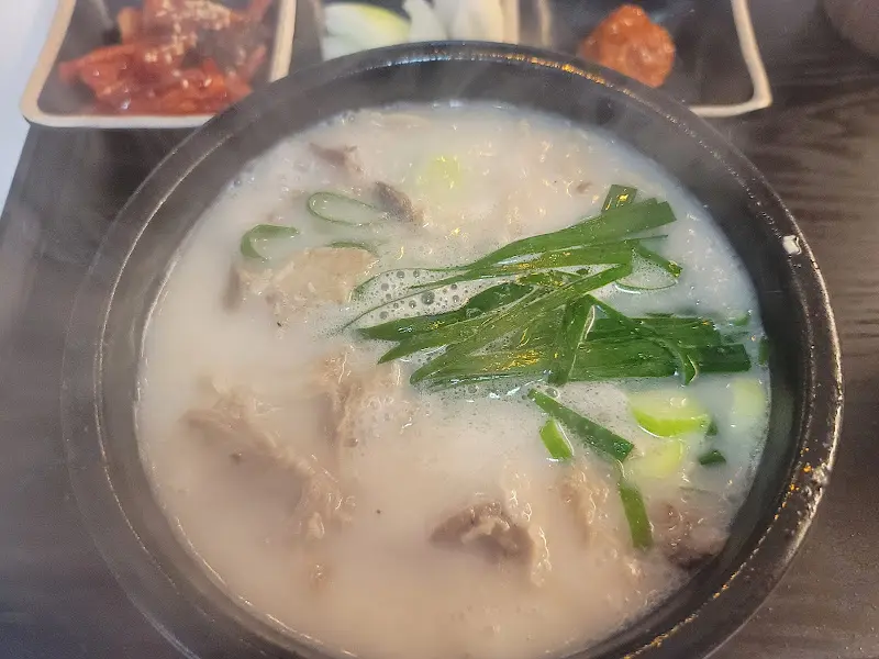 뽀얀 국물 위에 푸짐하게 올라간 고명